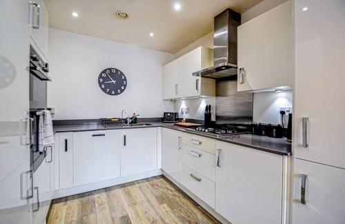 Maidenhead House | Entire House Sleeps 8 Near The River Thames
