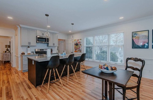 Old Irving Park House | Entire House Sleeps 16 Close to Downtown