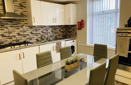 Manor Park Apartment | Entire London house super close Westfield Shopping Centre