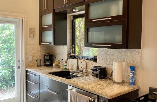Seybold House | Entire luxurious gated House with front & backyard 10min drive to Miami beach