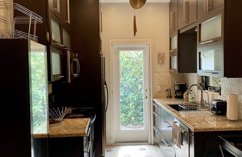 Seybold House | Entire luxurious gated House with front & backyard 10min drive to Miami beach