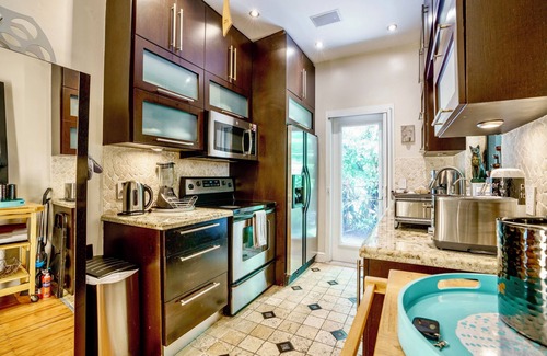 Seybold House | Entire luxurious gated House with front & backyard 10min drive to Miami beach