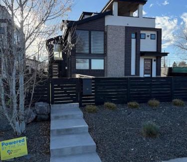 Villa Park House | Entire Luxury Home I Sleeps 8 I 10min To Downtown