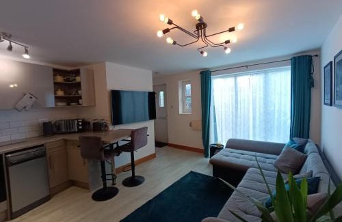 Alverstoke Apartment | Entire modern cottage close to beach - Pet friendly