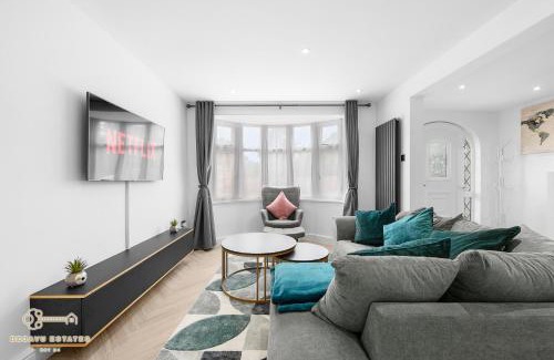 Clayton House | Entire Modern & Spacious 3BDR home in Manchester right next to Coop Live & Ethiad