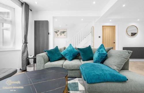 Clayton House | Entire Modern & Spacious 3BDR home in Manchester right next to Coop Live & Ethiad