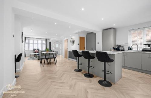 Clayton House | Entire Modern & Spacious 3BDR home in Manchester right next to Coop Live & Ethiad