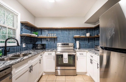 Norcross House | ENTIRE PLACE! Cozy 2B2B with King Bed!