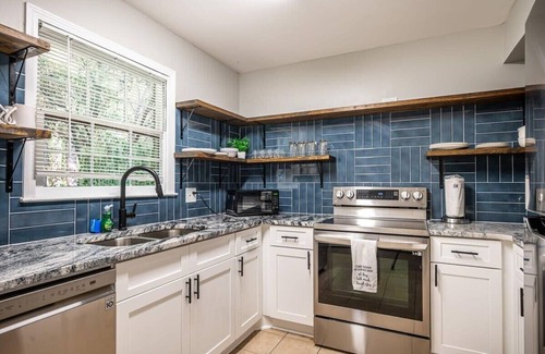 Norcross House | ENTIRE PLACE! Cozy 2B2B with King Bed!