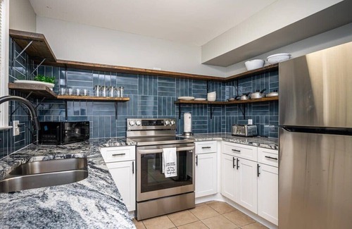 Norcross House | ENTIRE PLACE! Cozy 2B2B with King Bed!