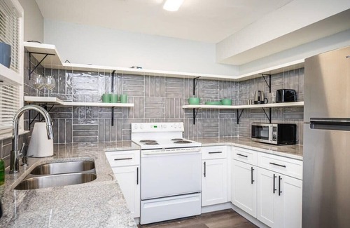 Norcross House | Entire Place Cozy Quiet 2b2b Townhouse