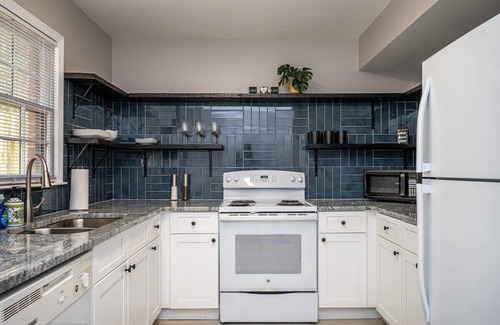 Norcross House | ENTIRE PLACE! Cozy! QUIET! 2B2B TOWNHOUSE! SP67