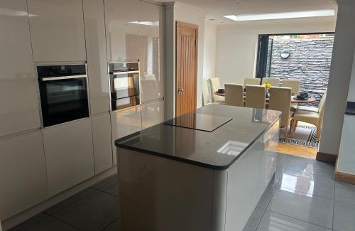 New Brighton House | Entire Seaside Home 6 Private BedRooms Sleeps 10,4 Minute Walk To Station