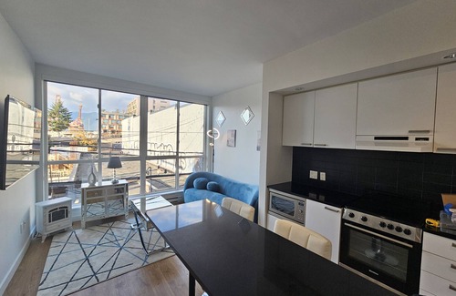 Downtown Eastside Apartment | Entire Space of Modern Apartment Downtown Vancouver Neighbourhood