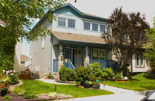 Southeast Edmonton Apartment | Entire suite Queen BRM Big Window Prvt Entry Patio
