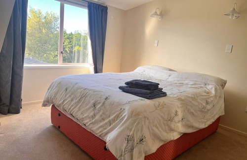 New Plymouth Bed & Breakfast | Entire top floor with privacy+ private bathroom+mini kitchenette+tree top views