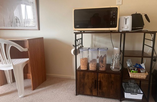 New Plymouth Bed & Breakfast | Entire top floor with privacy+ private bathroom+mini kitchenette+tree top views