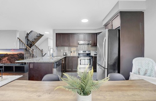 Kitchener House | Entire Two Storey+4 Bed+Ping-Pong+65" TV+Enclosed Backyard