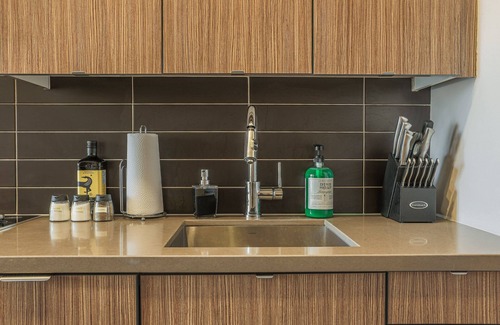 Toronto Entertainment District Condo | Entire Unit - CN Tower View - Lux. 1 BR DT Condo across CN Tower/MTCC