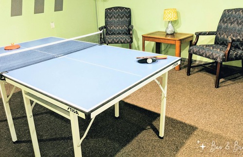 Dundee-Happy Hollow Historic District House | Entire Upscale 1King-2Queen Townhouse 🔼 PING PONG & AIR HOCKEY 🔼 55"TV
