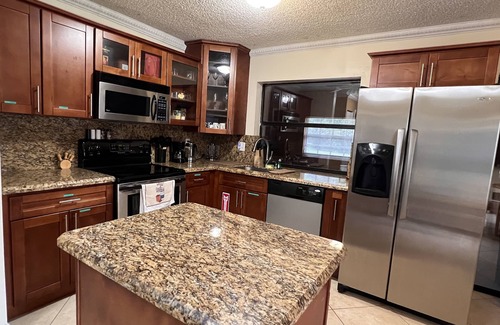 Survey Creek House | Entire Vacation Waterfront 3/2 home, Huge Backyard for Family or Remote working