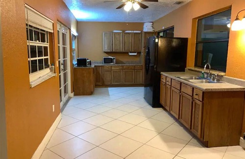 Survey Creek House | Entire Vacation Waterfront 3/2 home, Huge Backyard for Family or Remote working