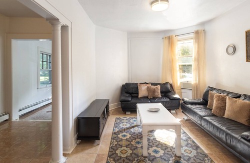 Ampere House | EntireHouse Belleville 4Bedroom 2Bath kingbed