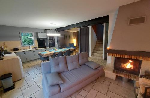 Saint-Jorioz House | Entre lac et montagne, chaleureuse maison 3 pièces avec très belle vue lac d'Annecy. Terrasse, jardin, parking, cheminée, barbecue ….