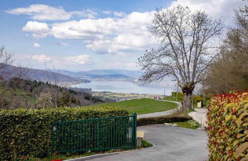 Saint-Jorioz House | Entre lac et montagne, chaleureuse maison 3 pièces avec très belle vue lac d'Annecy. Terrasse, jardin, parking, cheminée, barbecue ….