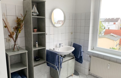 Schwerin Apartment | Entspannung Pur: Stadtnahe Ferienwohnung mit Grünem Rückzugsort im Garten