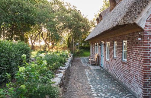 Nieby House | Entzückende Reetdachkate am Feldrand mit Kamin