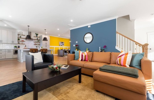 Charlotte House | Epic Group Stay: 2 Homes + Hot Tubs + Yard Games