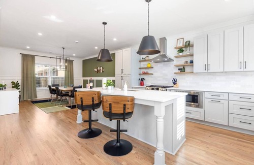 Charlotte House | Epic Group Stay: 2 Homes + Hot Tubs + Yard Games
