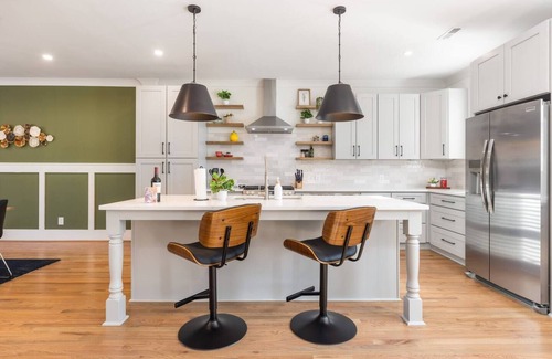 Charlotte House | Epic Group Stay: 2 Homes + Hot Tubs + Yard Games