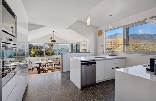 Queenstown House | EPIC Views, Huge Deck, Sleeps 8