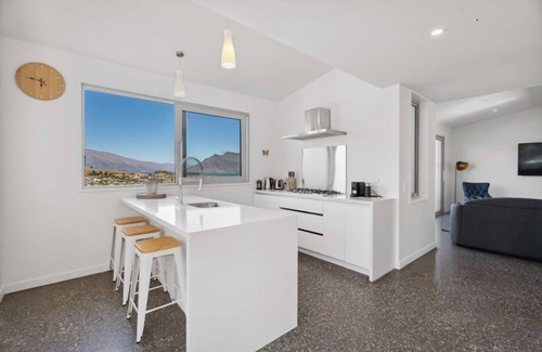 Queenstown House | EPIC Views, Huge Deck, Sleeps 8