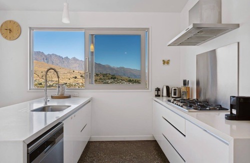 Queenstown House | EPIC Views, Huge Deck, Sleeps 8