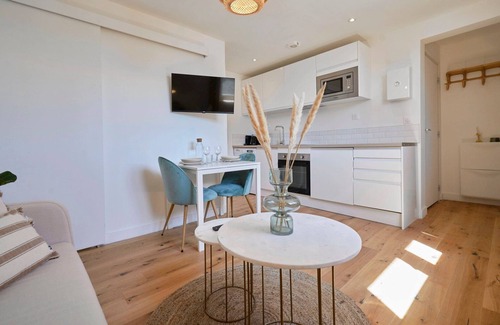 Faubourg de Bethune Apartment | Equipped 1-bedroom apartment with terrace
