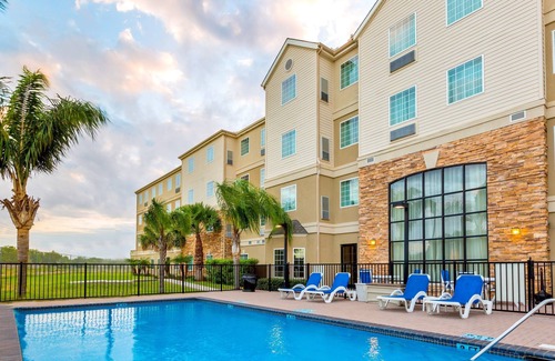 Brownsville Condo | Equipped King Suite | Free Daily Breakfast, Pool + Business Center