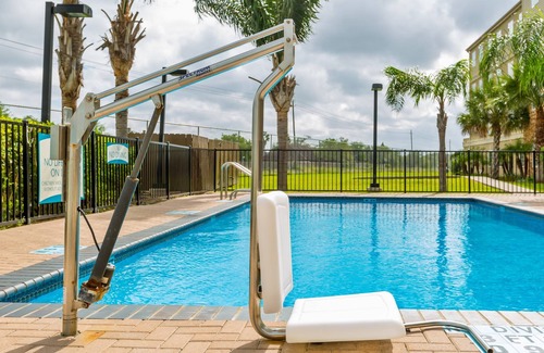 Brownsville Condo | Equipped King Suite | Free Daily Breakfast, Pool + Business Center