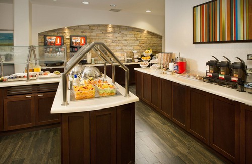 Doral Condo | Equipped King Suite with Pool + Basketball Court Access | Free Airport Shuttle