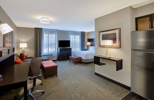 Benton Harbor Condo | Equipped Studio | Free Daily Breakfast, Indoor Pool + Fitness Center