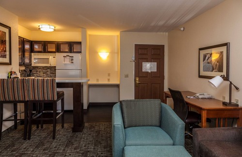 Northwest Colorado Springs Condo | Equipped Suite with Seasonal Outdoor Pool Access! Housekeeping + Business Center