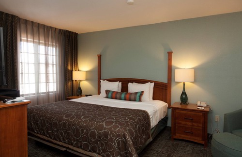 Northwest Colorado Springs Condo | Equipped Suite with Seasonal Outdoor Pool Access! Housekeeping + Business Center
