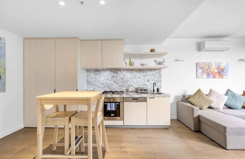 North Melbourne Apartment | ErgoModern NorthMelbourne Apt w balcony, pool, gym