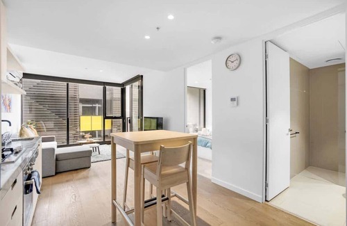 North Melbourne Apartment | ErgoModern NorthMelbourne Apt w balcony, pool, gym