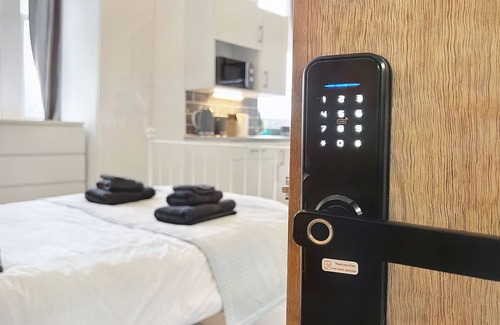 Waddon Apartment | Erin Court Mansion -Suite 13