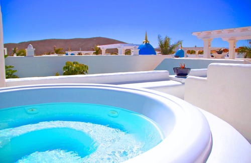 Geafond Villa | Villa Santorini with private pool and jacuzzi