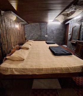 Kanthalloor House | Escape Natural Farm Stay - Cave