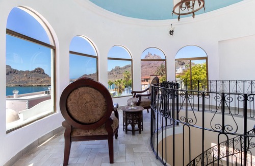 Caracol Turistico House | Escape, Rejuvinate in this serene castle by the beaches of Mexico-Casa Serenidad